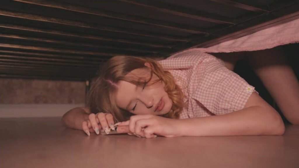 Poster of Chị gái bị cậu em trai doggy khi đang nhặt đồ ở gầm giường