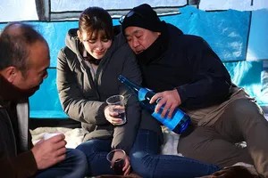 Poster of Chồng ngu ngục để Cô vợ đi cắm trại với hàng xóm