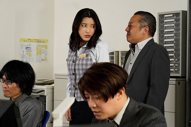 Poster of Cô vợ trẻ được chồng xin việc bị sếp gạ địt trong ngày đầu đi làm