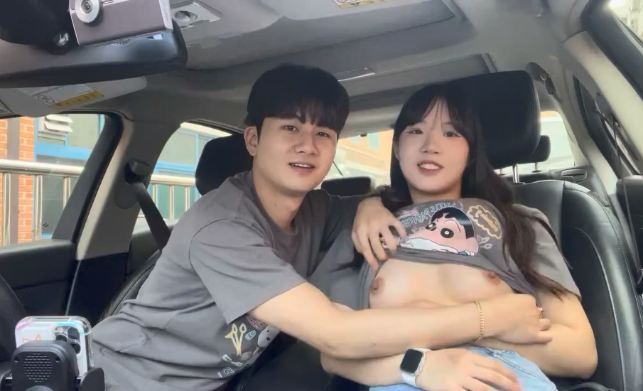 Poster of Couple cute mút vú trong ôtô