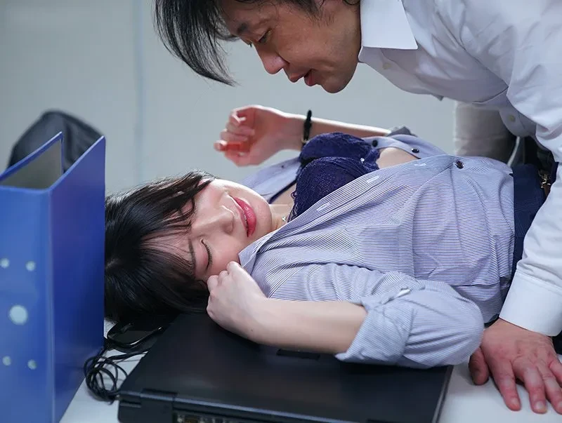 Poster of Em thư ký quá ngon bị tên tiền bối biến thái bắt làm người tình