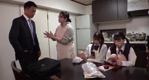 Poster of Ngày đầu gặp mặt bố dượng đã quan hệ 2 cô con gái riêng của vợ