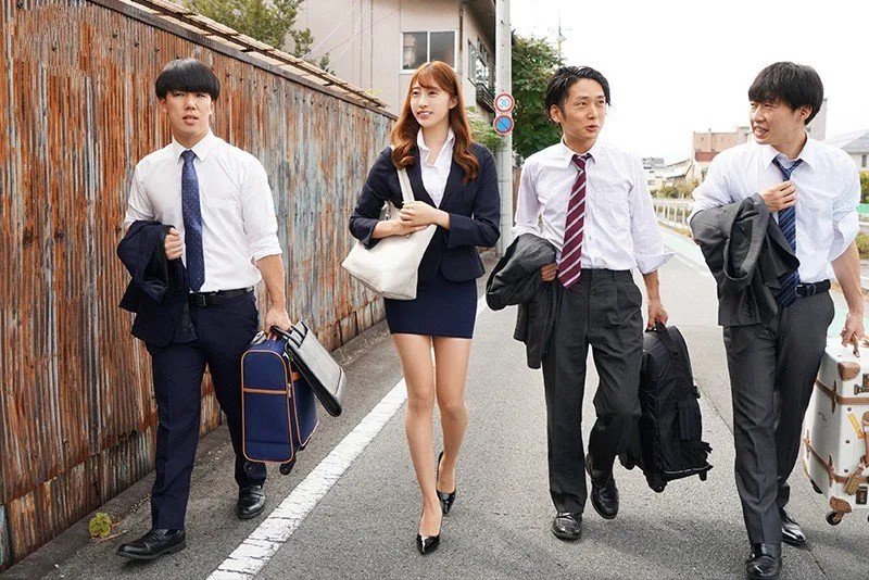 Poster of Nhầm lẫn khi đặt phòng, 3 nhân viên trúng độc đắc được ở cùng cấp trên nữ