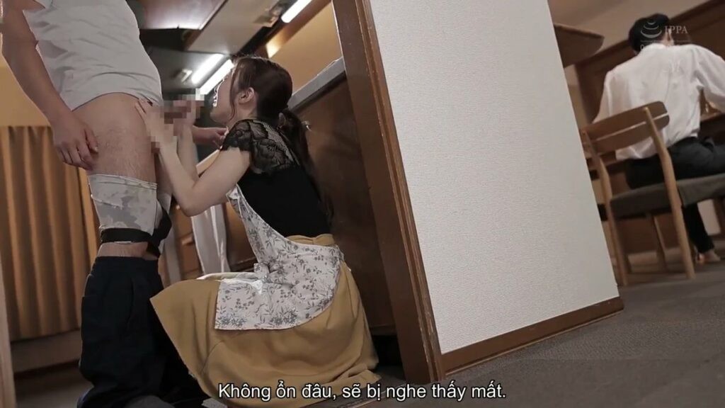 Poster of Vợ bú cu cậu bạn thân trong bếp khi chồng đang ăn tối