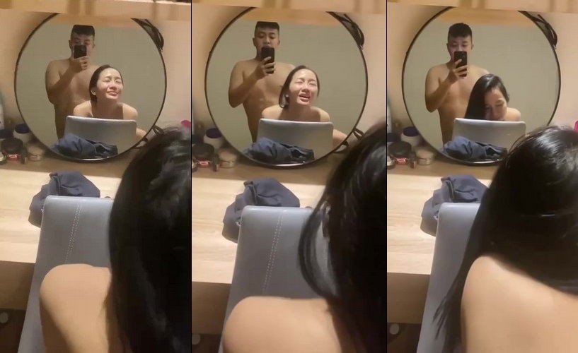 Poster of Với vẻ mặt thỏa mãn em cong mông cho anh doggy trước gương